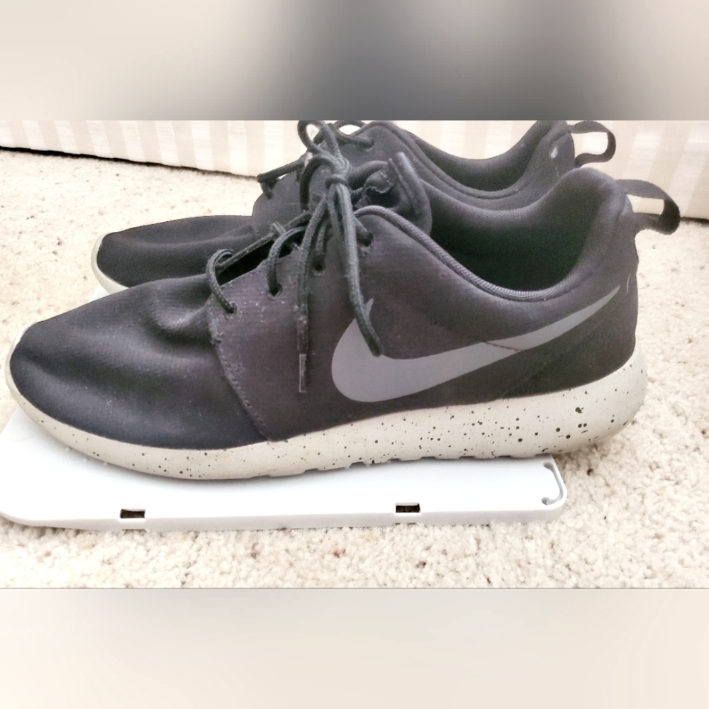 Black Nikes size 11